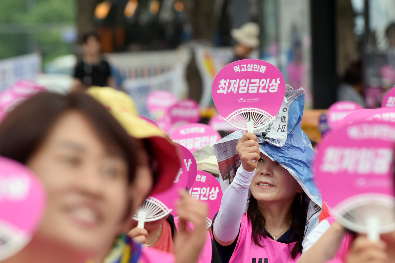 전국여성노동조합과 한국여성노동자회 조합원들이 24일 오후 서울 중구 세종로 서울파이낸스센터앞에서 '저임금 여성노동자 결의대회'를 열고 "여성 노동은 싸구려가 아니다"며 차별적인 저임금 해소를 요구했다.