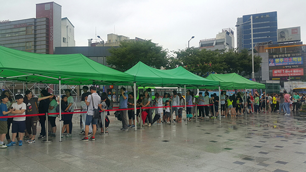  도티 팬사인회에 참석하기 위해 궂은 날씨에도 전국 각지에서 초등생팬들 몰려와 길게 줄을 서는 진풍경을 연출했다. 