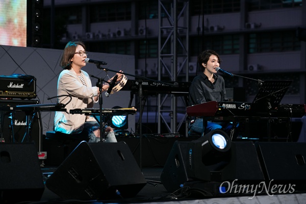 24일 오후 서울 광화문광장에서 열린 공정언론 바로세우기 콘서트에서 '옥상달빛'이 노래를 하고있다.