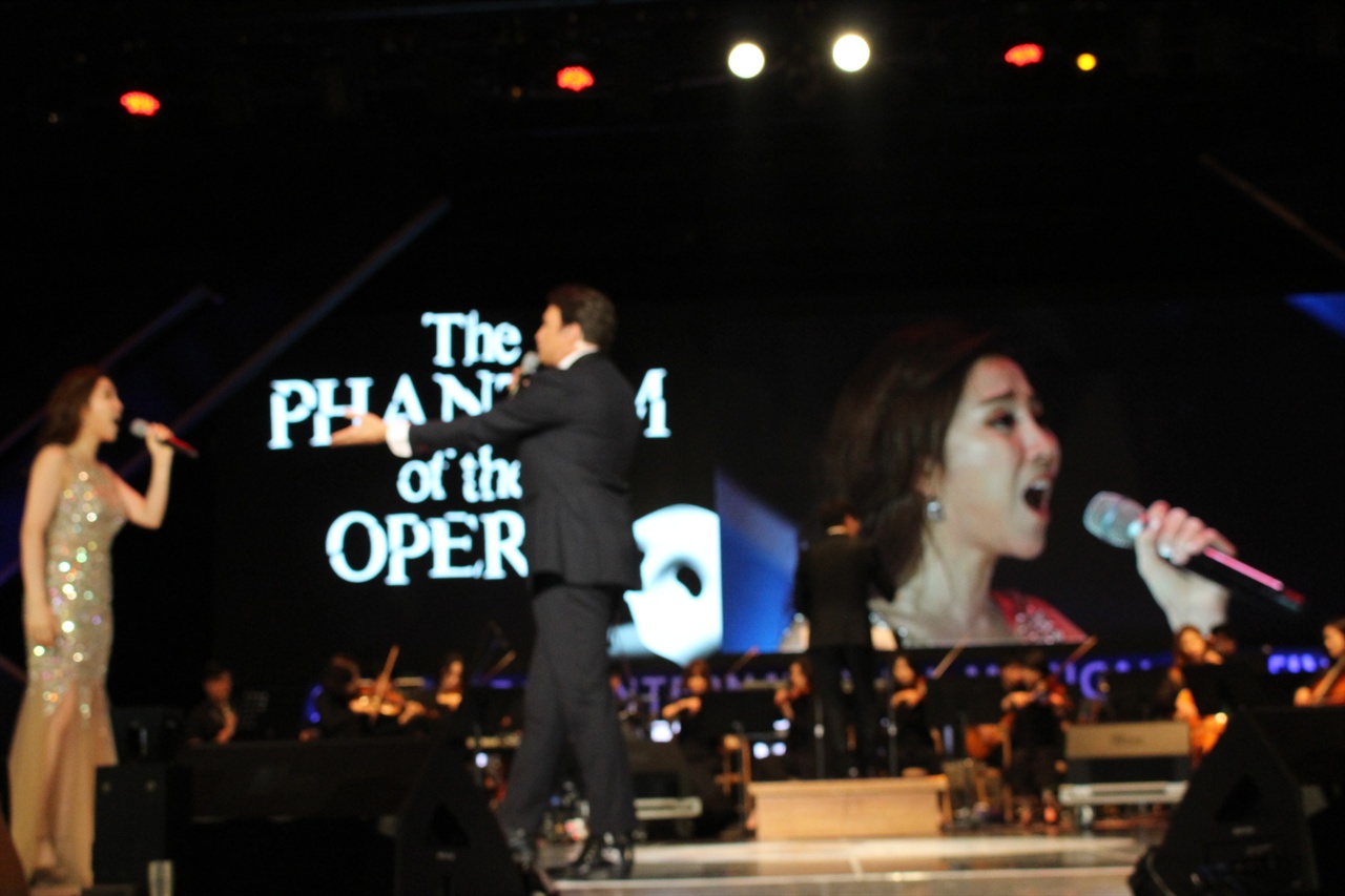 대구국제뮤지컬페스티벌에 초청되어 노래를 부르고 있는 오페라유령에 브래드리틀과 홍본영씨의 공연 모습.