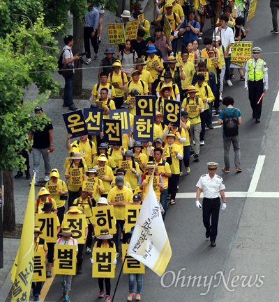 [오마이포토] 거리로 나선 세월호 유가족 "특조위 활동 기간 보장하라" 