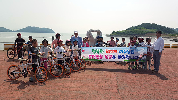  4학년 학생들이 가사리에서 12킬로미터 자전거타기 도전활동을 마치고 기념촬영했다. 