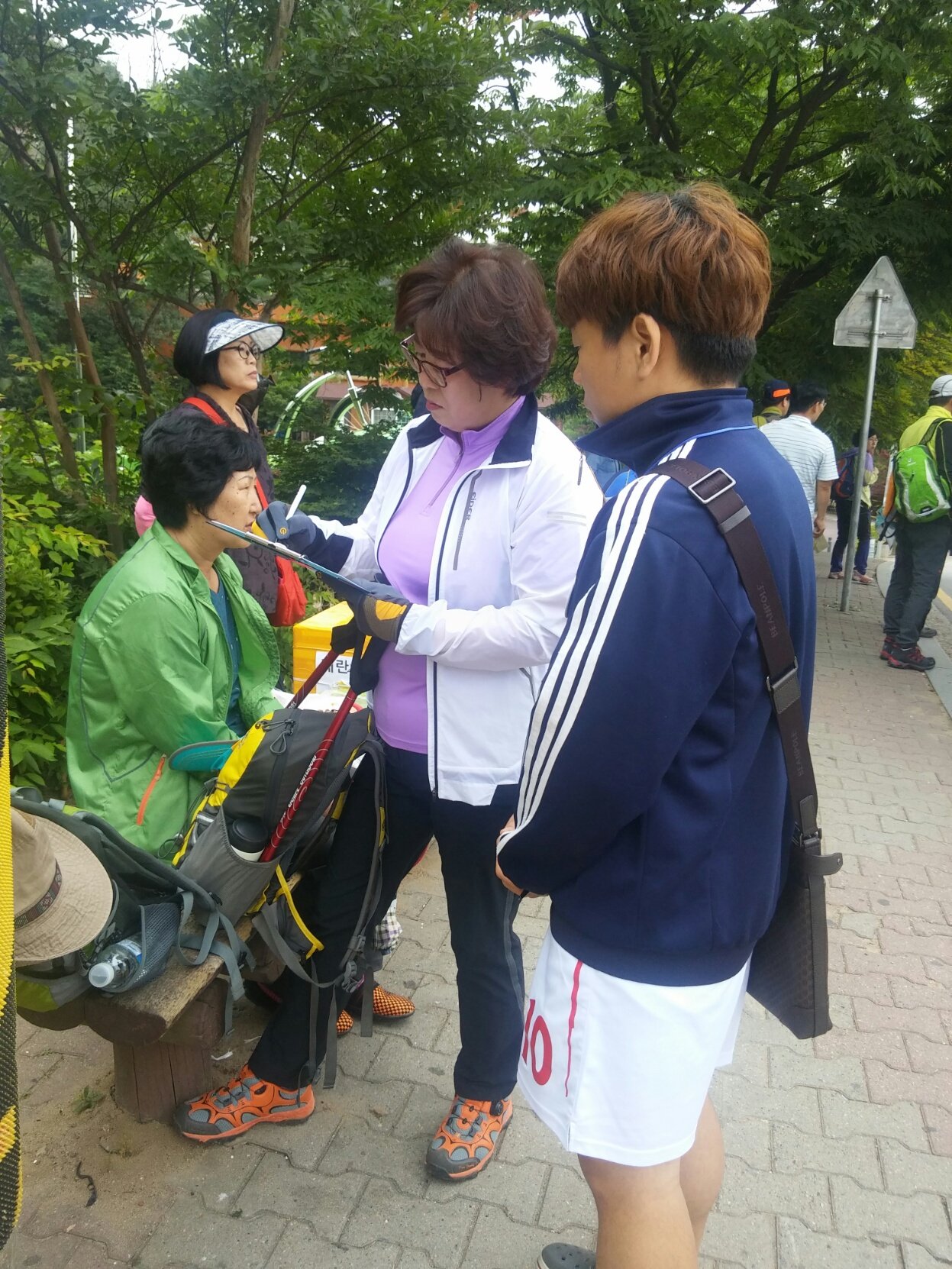 광교산에서 시작한 첫번째 서명운동 아침 일찍 새벽부터 산행하는 사람들에게 서명을 받고있다. 