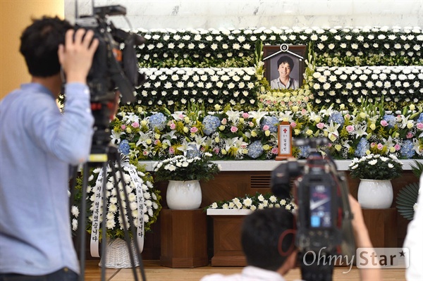 고 김성민, 새 생명 전하고 세상과 작별 자택에서 자살을 기도한 뒤 뇌사판정을 받고 생전의 뜻에 따라 장기기증을 한 배우 김성민의 빈소가 26일 오후 서울 서초구 가톨릭대학교 성모병원 장례식장에 마련됐다.