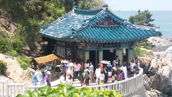 홍련암 우리나라 유명 기도처라는 낙산사 홍련암. 삼사순례에 나서 첫번째로 들린 곳이다 