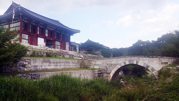 건봉사로 들어가는 길목인 보물 능파교