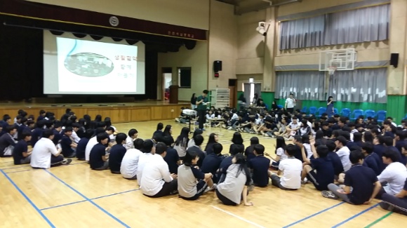 생활협약  석남중은 지난해 2학기부터 교사와 학생, 학부모들이 함께 논의해 제정한 '생활협약'을 시행하고 있다.