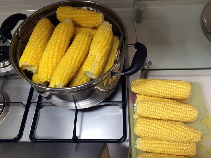 초당옥수수의 또 다른 이름은 마약 옥수수다. 한 번 맛보면 손에서 놓을 수가 없다