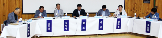 김호 교수가 좌장을 맡아 농업회의소의 필요성과 전망에 대한 토론을 진행하고 있다. 