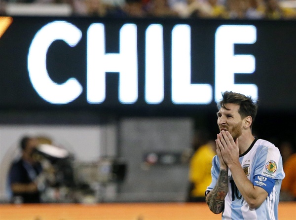 2016 코파 아메리카컵 대회 지난 26일 미국 뉴저지 이스트 러더포드의 메트라이프 스타디움에서 열린 아르헨티나와 칠레의 코파 아메리카컵 결승전에서 아르헨티나의 미드필더 리오넬 메시가 추가 시간에 괴로워 하고 있다.