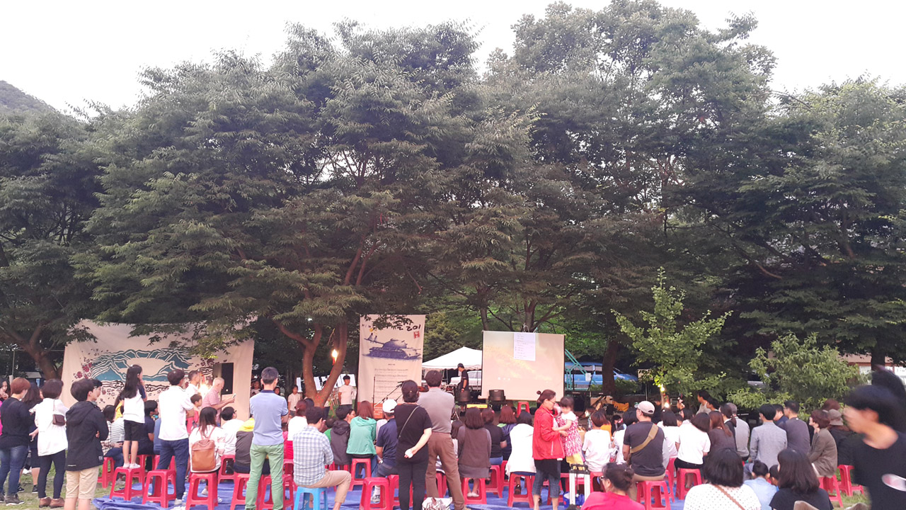 성문밖학교 남한산성 청소년 평화들살이 행사를 관람중인 학부모와 가족들. 