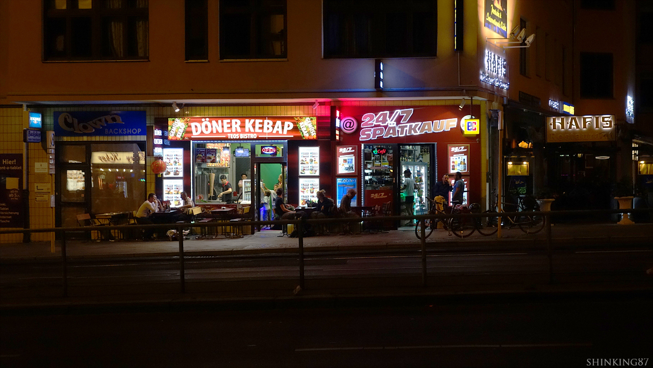 베를린 밤거리를 환하게 밝히는 슈페티 점포의 모습