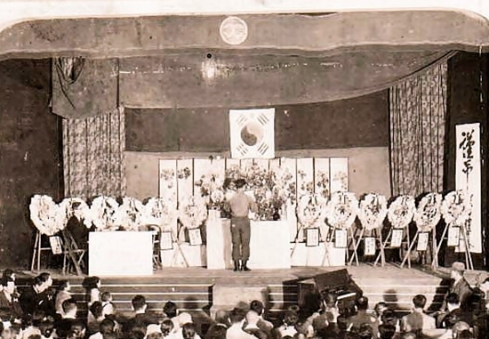 1950년대 초 영결식 모습(군산극장)
