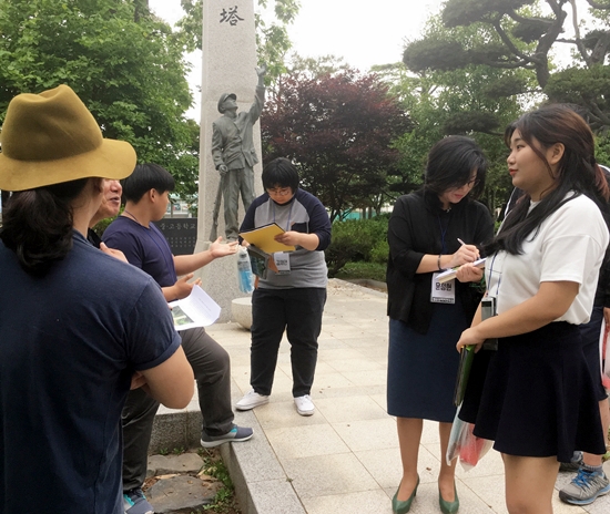 열심히 메모하는 참가자들(군산중학교 충경원)
