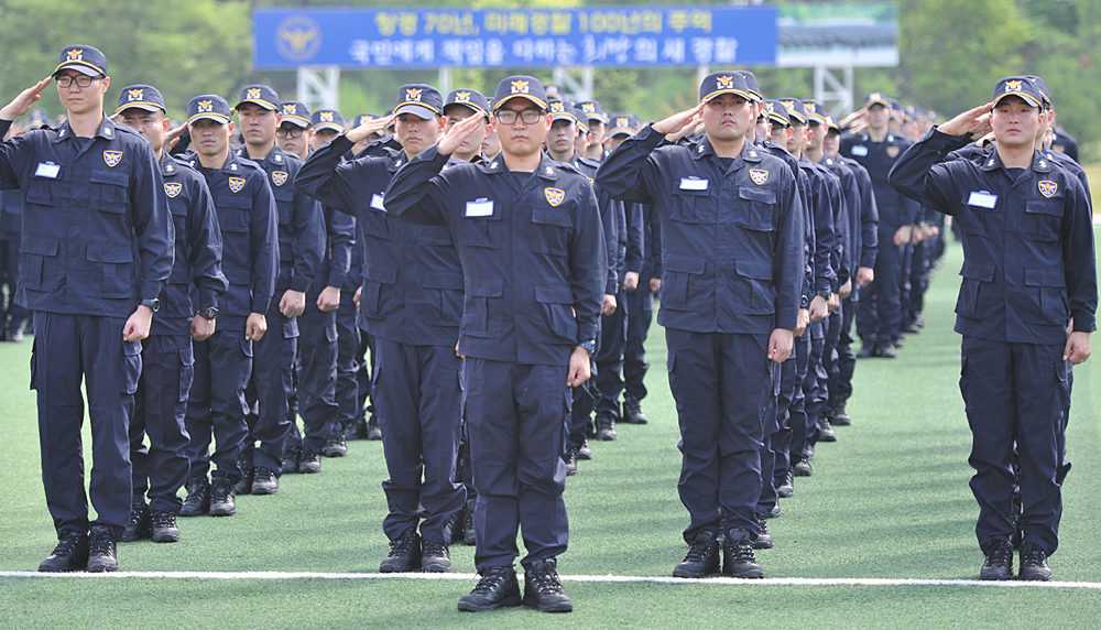 27일 중앙경찰학교에서 열린 신임경찰 289기 입교식에서 예비 경찰들이 임석상관에 대한 경례를 하고 있다.