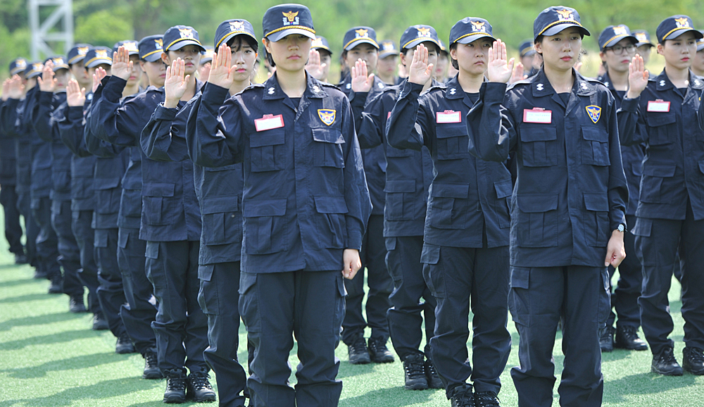 27일 중앙경찰학교에서 열린 신임경찰 289기 입교식에서 예비 경찰들이 입교 선서를 하고 있다.