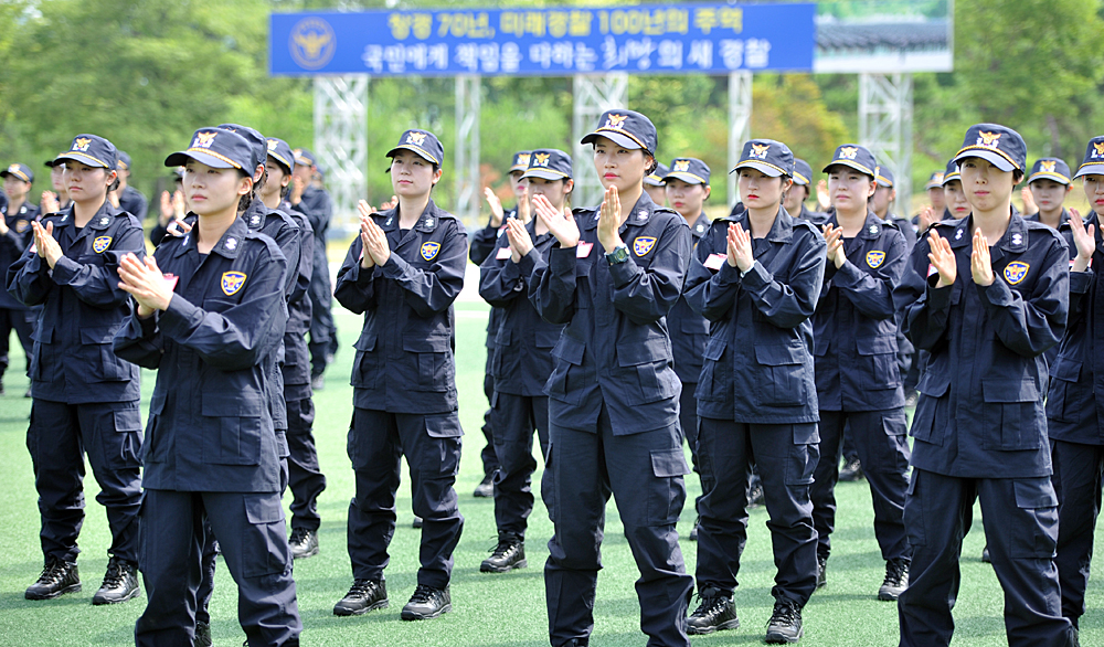 27일 중앙경찰학교에서 열린 신임경찰 289기 입교식에서 김양제 학교장의 격려사가 끝나자 예비 경찰들이 박수를 치고 있다.