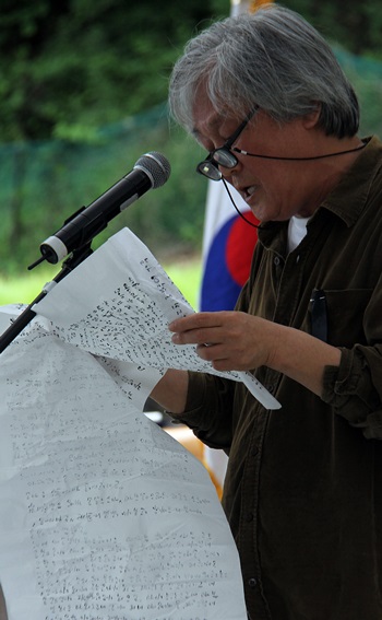 소설가 김성동이 대전산내민간인희생자 위령제에서 추모사를 하고 있다.