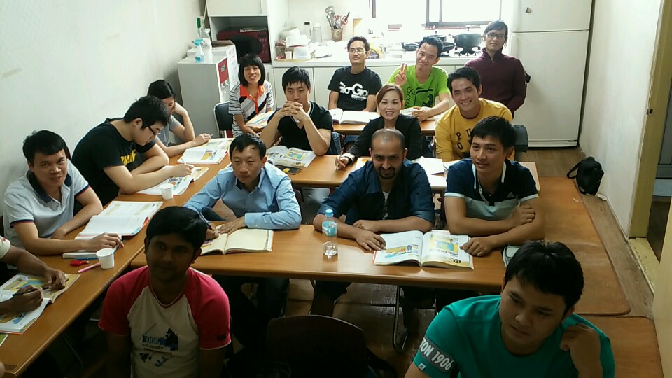 한국어수업에 열중인 이주노동자들
