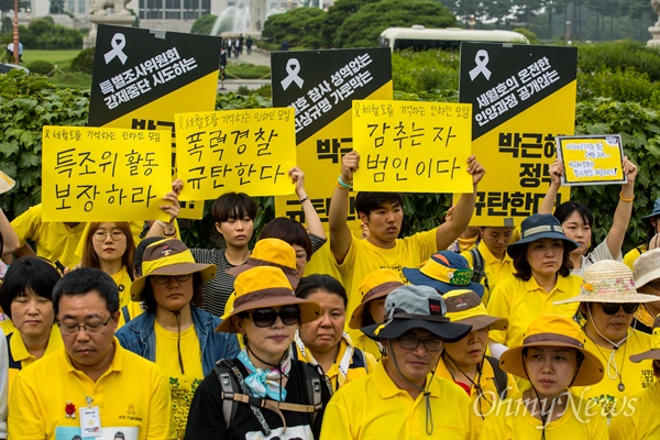 416연대 세월호 유가족들과 시민단체 회원들이 28일 오후 서울 국회 앞에서 야 3당 국회의원들과 함께 세월호특별법 개정안 수용을 촉구하는 기자회견을 열고 있다.