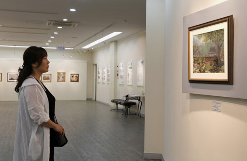 한국압화박물관 전시실 풍경. 지난 6월 24일 박물관을 찾은 관람객이 전시된 압화 작품을 보고 있다.