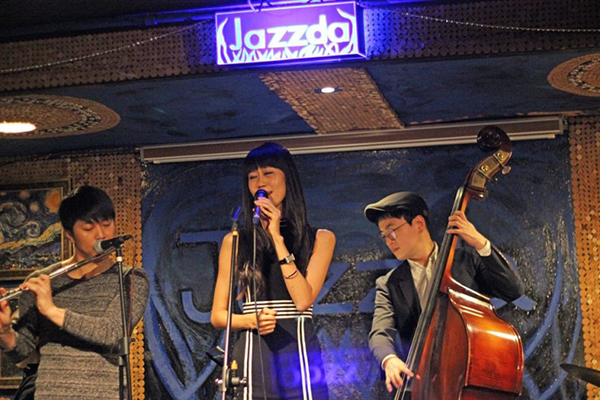 가수 시나의 재즈클럽데이 공연 모습.