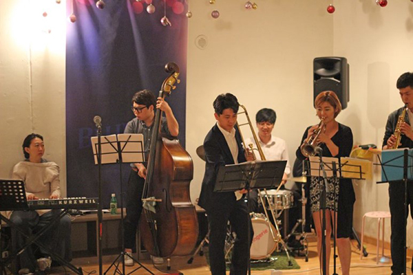7인조 스윙전문밴드 스윙제리의 공연 모습