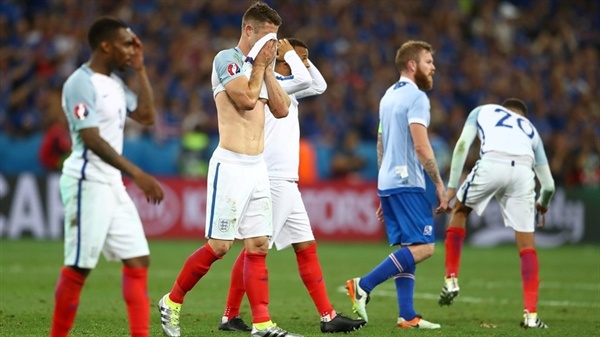  유로 2016 16강 경기에서 잉글랜드가 아이슬란드에게 2-1로 패하며 탈락했다. 잉글랜드 선수들이 충격에 휩싸여 있다.