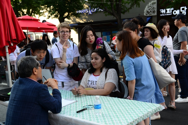 길게 줄지어 선 사람들, 사주 풀이 순서를 기다린다.젊은이 들이 많다. 뭐? 그냥 봐 보는 거다. 여행을 가면 그 나라나 지역의 전통을 들여다 보는 것이 맛이다.