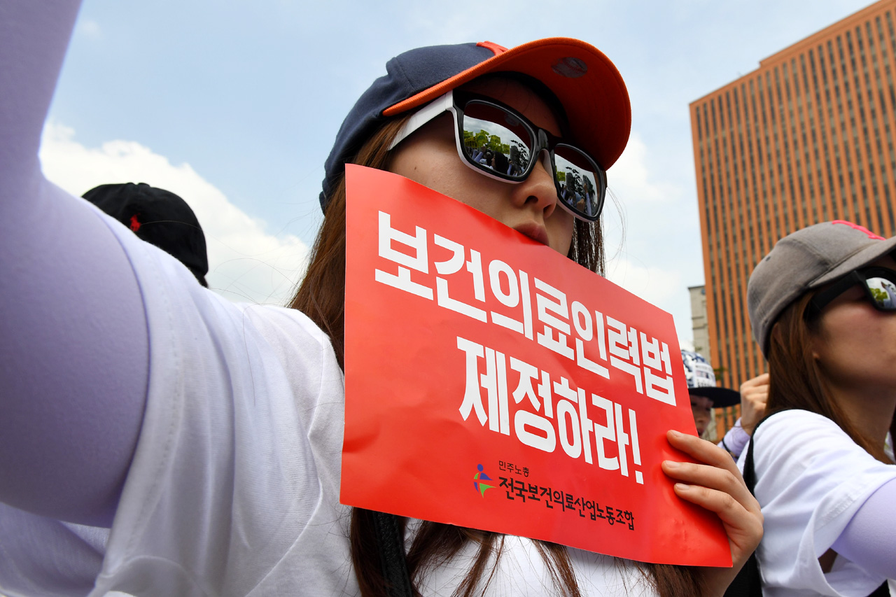  전국보건의료산업노동조합 조합원 약 3천여명은 29일 오후 서울 용산구 서울역 광장에 모여 '보건의료인력 확충, 최저임금 1만원인상, 노동법 개악 저지를 위한 총력투쟁결의대회를 개최하고 있다.