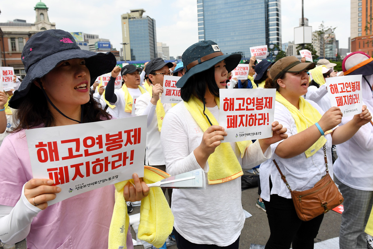  전국보건의료산업노동조합 조합원 약 3천여명은 29일 오후 서울 용산구 서울역 광장에 모여 '보건의료인력 확충, 최저임금 1만원인상, 노동법 개악 저지를 위한 총력투쟁결의대회를 개최하고 있다.