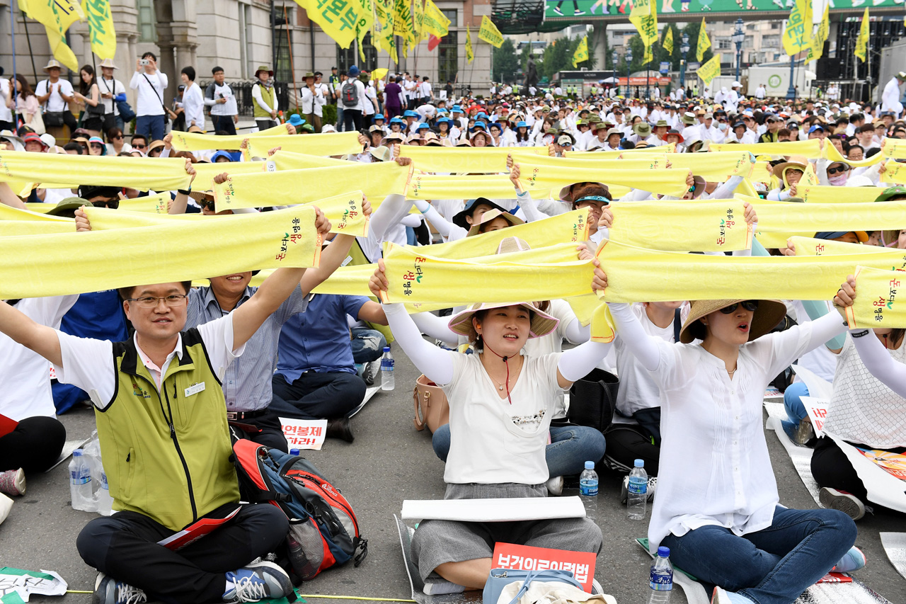  전국보건의료산업노동조합 조합원 약 3천여명은 29일 오후 서울 용산구 서울역 광장에 모여 '보건의료인력 확충, 최저임금 1만원인상, 노동법 개악 저지를 위한 총력투쟁결의대회를 개최하고 있다.