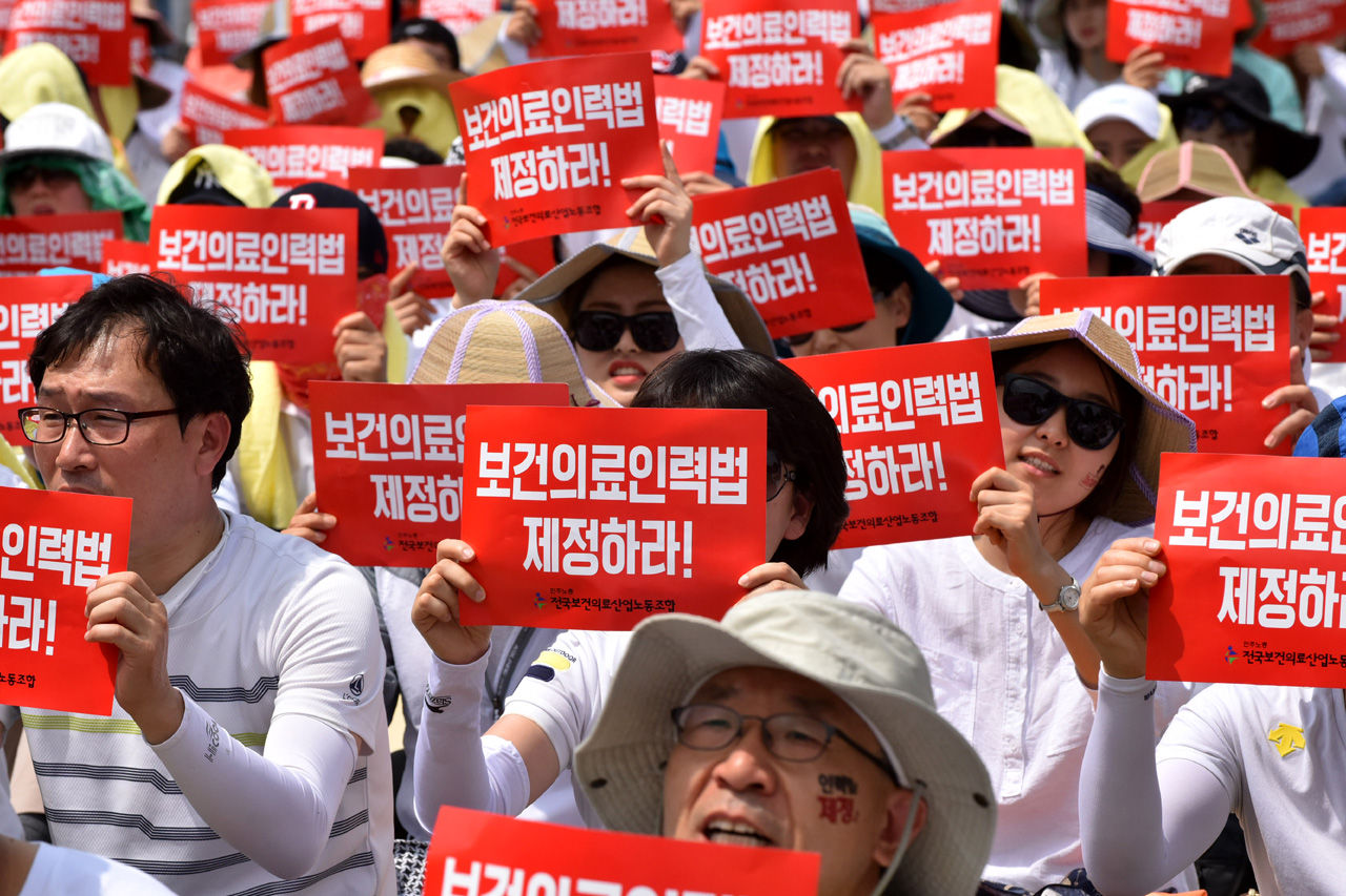  전국보건의료산업노동조합 조합원 약 3천여명은 29일 오후 서울 용산구 서울역 광장에 모여 '보건의료인력 확충, 최저임금 1만원인상, 노동법 개악 저지를 위한 총력투쟁결의대회를 개최하고 있다.