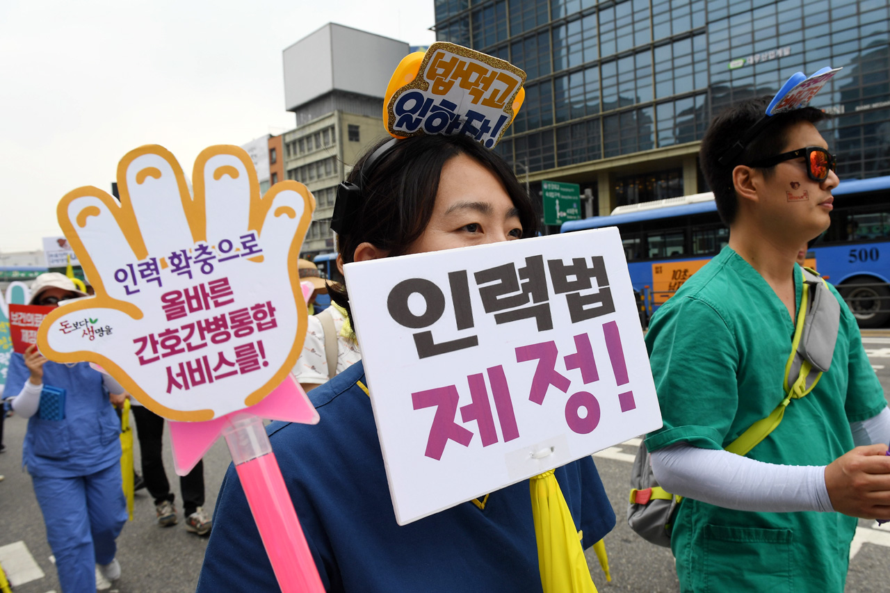  29일 오후 서울 용산구 서울역 광장에 모여 '보건의료인력 확충, 최저임금 1만원인상, 노동법 개악 저지를 위한 총력투쟁결의대회'를 마친 전국보건의료산업노동조합 조합원들이 서울광장까지 거리행진을 벌이고 있다.