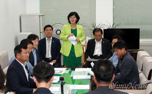 김인식 대전시의회 의장을 비롯한 의장단이 29일 제7대 대전시의회 전반기를 마감하며 결산 기자회견을 열고 있다.