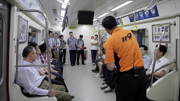지하철에서의 사고 대처요령을 교육받고 있는 예비 시민안전파수꾼들.
