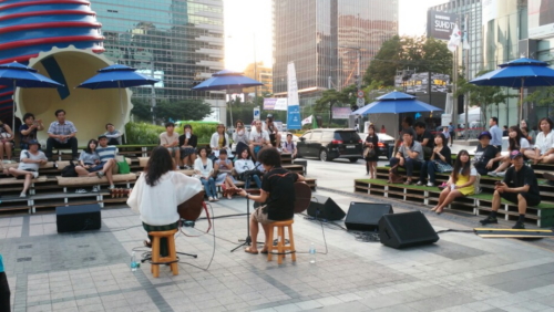 저녁 7시부터 서울 청계광장에서 밴드 ‘솔가와 이란’의 공연이 펼쳐졌다.