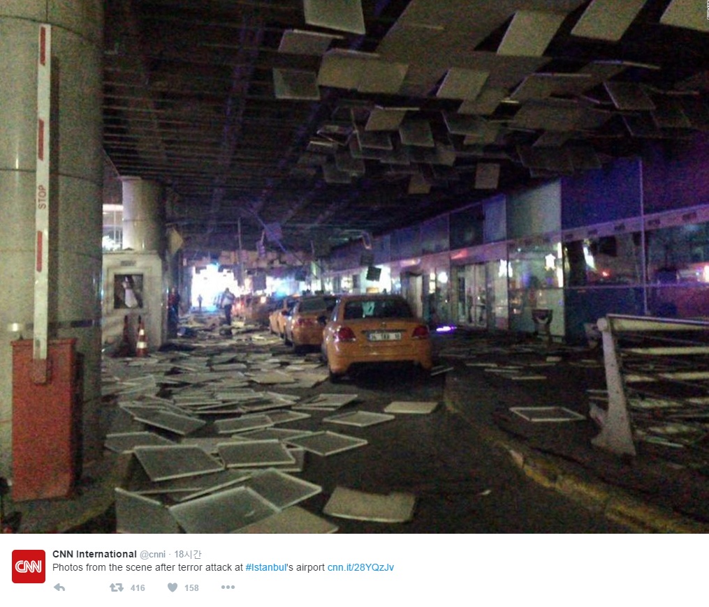 터키 이스탄불 아타튀르크 국제공항의 폭탄 테러 현장을 전하는 CNN 공식 트위터 갈무리.