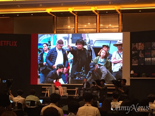 리드 헤이스팅스 넷플릭스 CEO가 30일 서울 여의도 콘래드호텔에서 열린 기자간담회에서 넷플릭스 지원으로 영화 '옥자'를 촬영하고 있는 봉준호 감독을 소개하고 있다. 