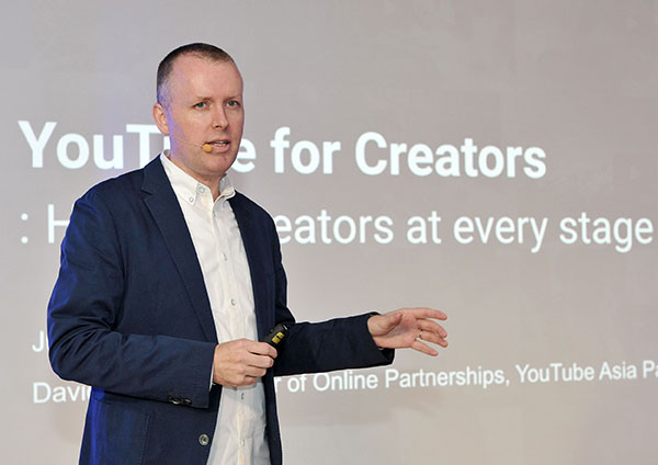 데이브 파웰 아태지역 유튜브 온라인 파트너십 총괄 디렉터가 '크리에이터를 위한 유튜브'라는 주제로 발표하고 있다. 