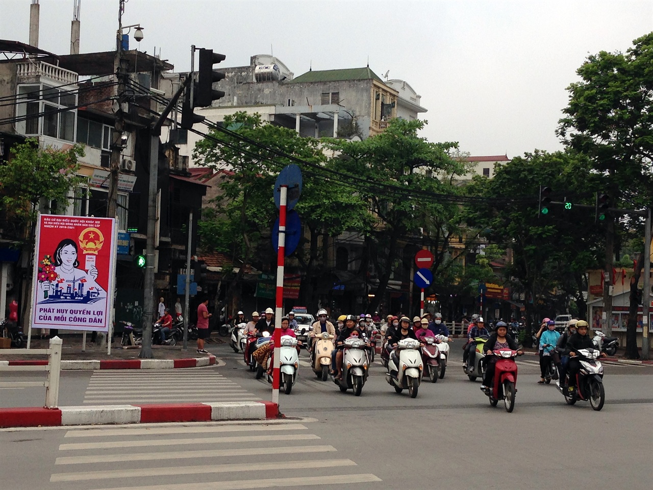  '오토바이 부대'가 가득한 하노이 거리 풍경.