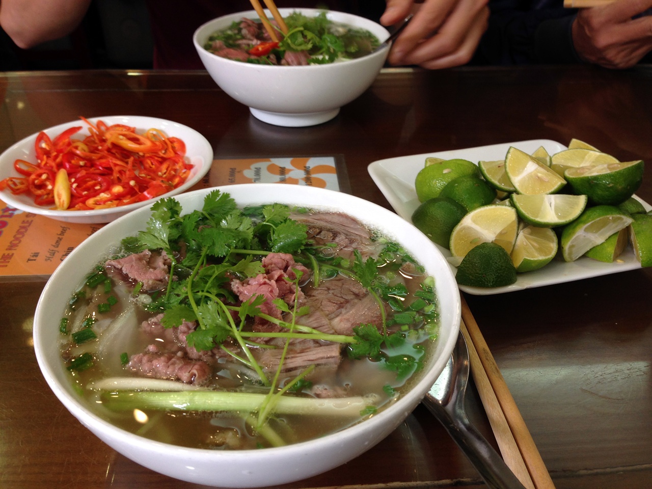  현지인들에게도 인기있는 하노이 국숫집인 PHO10. 이곳 쌀국수는 정말 정말 맛있다. 하루에 두 번이나 가서 먹었다. 자리가 없을 경우 모르는 사람과 합석해서 먹는 게 자연스럽다.