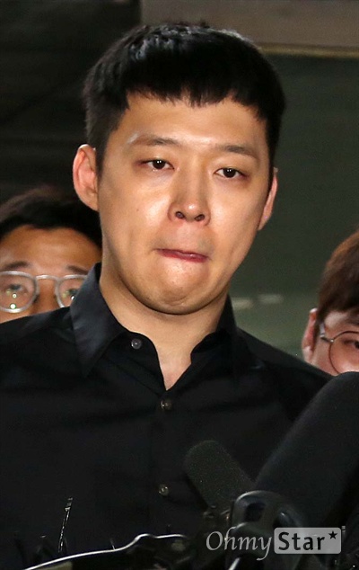 박유천, 드디어 경찰 출석!  JYJ의 박유천이 30일 오후 성폭행 피의자 신분으로 서울 강남서에 출두하고 있다.