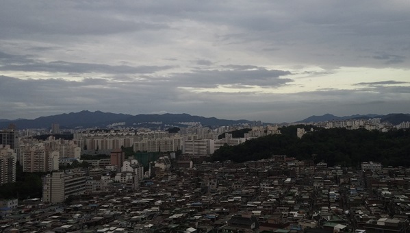 서울을 떠나오던 날, 많은 비가 내려 모처럼 서울하늘에 미세먼지가 사라졌다. 저 수많은 집과 사람들 틈에서 나는 무엇을 하고 있었던 걸까.