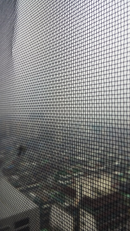 서울의 아파트 창문을 통해 하늘을 본다. 오늘도 여지없이 뿌옇구나.