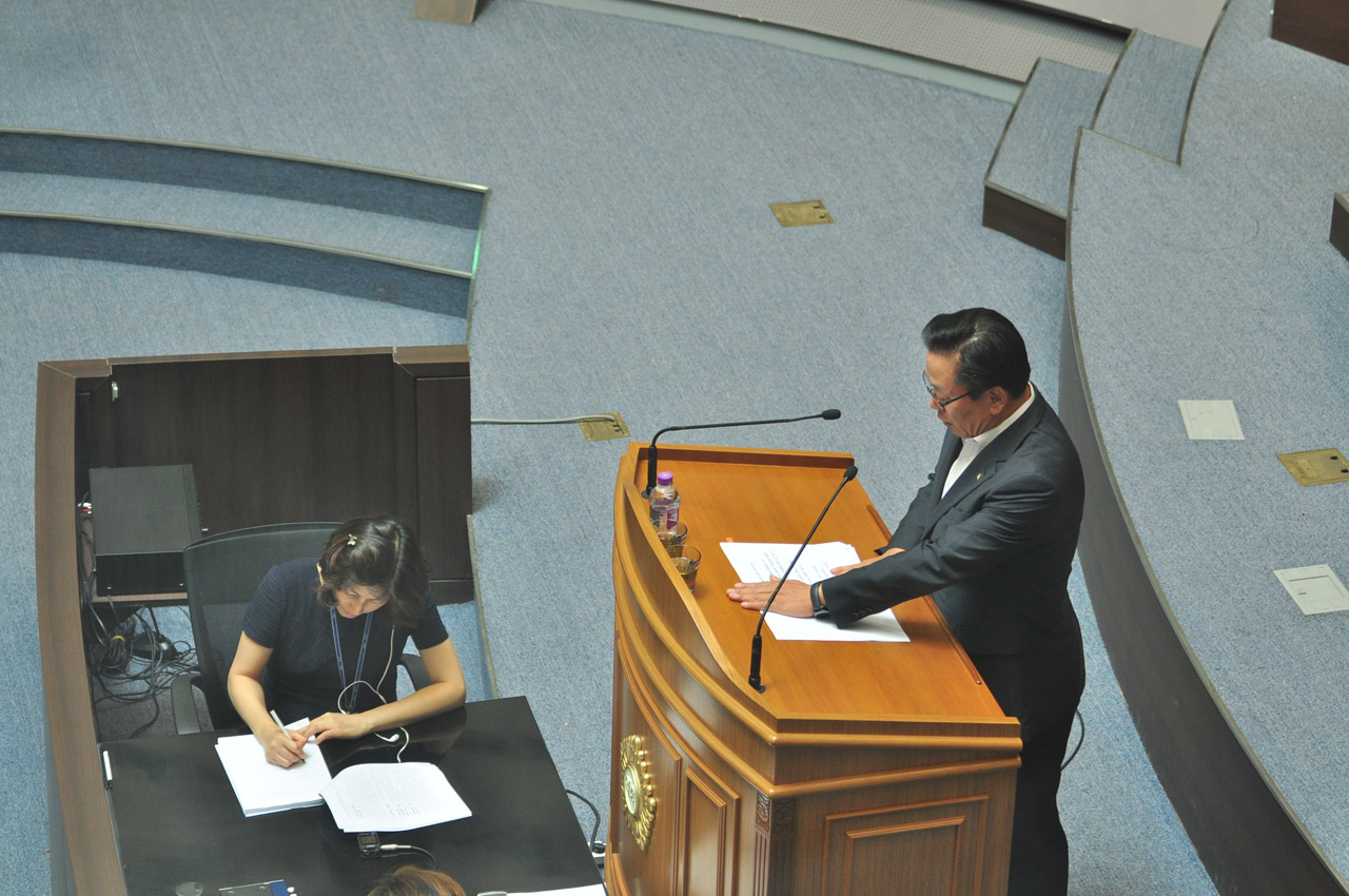 지난 29일 광주시의회 정례회 2차 본회의 중 조억동 광주시장 시정질의 답변하는 모습