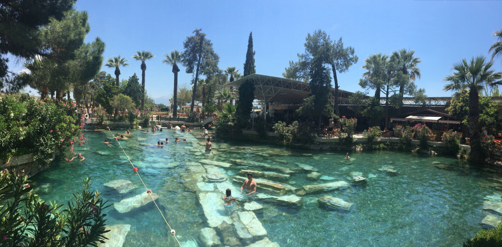  사막의 오아시스를 옮겨 놓은 듯한 히에라폴리스의 온천 수영장.