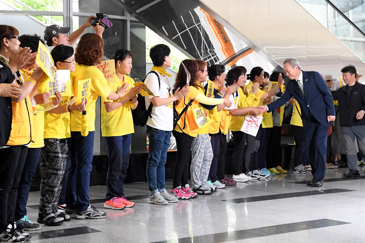 세월호 참사 희생자 유가족들이 1일 오전 서울 중구에 위치한 특조위 사무실로 출근하는 이석태 위원장에게 지지와 격려의 박수를 보내고 있다.