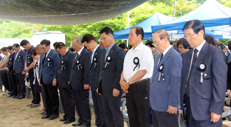 지난 달 27일 대전 산내 골령골 현장에서 열린 대전산내희생자위령제에서 참석자들이 추도의 묵념을 하고 있다.  