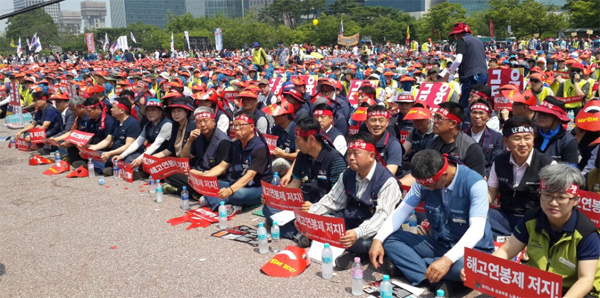 지난 6월 18일 오후 2시 서울 여의도 문화마당에서 열린‘공공?금융부문 전국노동자 총력투쟁 결의대회’이다